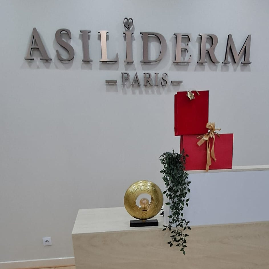 Illustration des box cadeau sur le comptoir asiliderm paris 